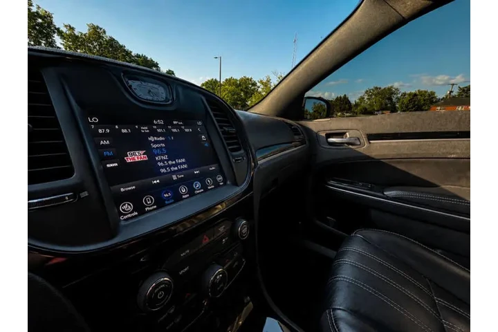 $7999 : 2018 300 S image 10
