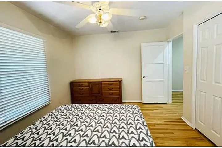 $1400 : Experience the charming home image 3