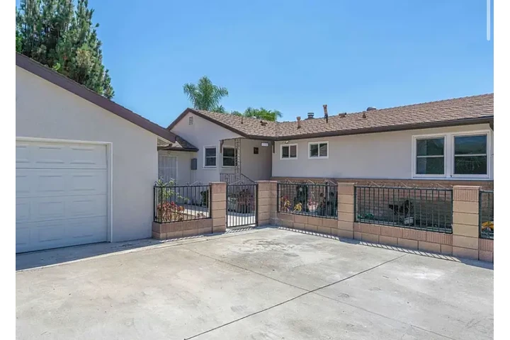 $1800 : With 3 spacious bedrooms, image 1