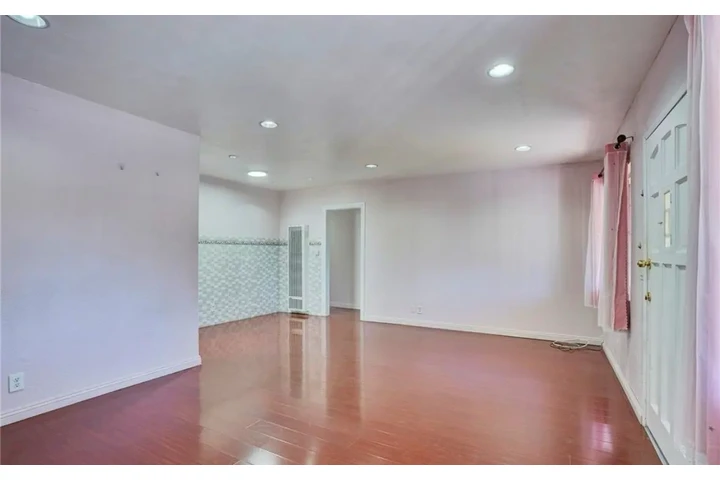 $2490 : 3 Bed 2 Bath In W Pico Blvd LA image 2