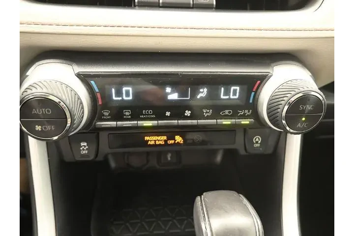 $22452 : Toyota RAV4 2021 XLE Premium image 9