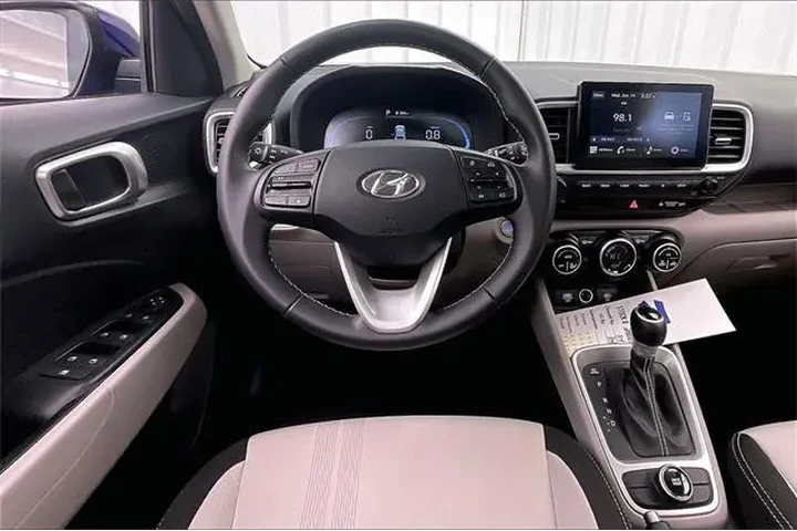 $19990 : Hyundai VENUE 2024 SEL 4dr C image 5