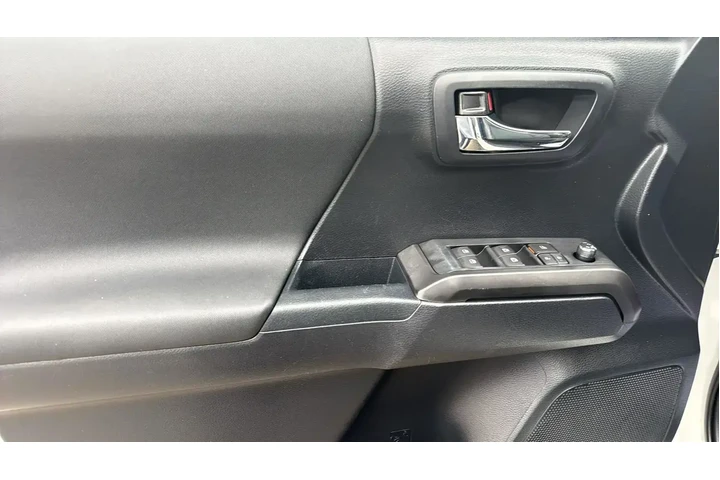 $25021 : Toyota Tacoma 2017 4x2 TRD O image 8