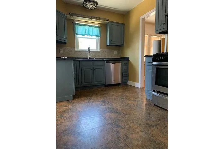 $800 : Spacious bright and airy 2 bed image 4