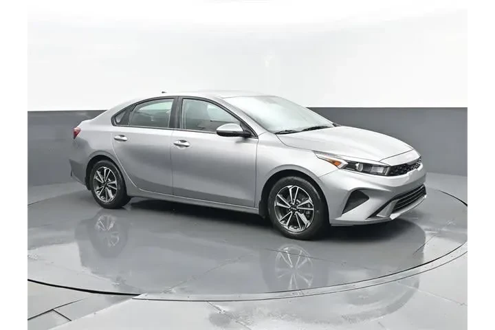 $17585 : Kia Forte 2024 LXS 4dr Sedan image 3