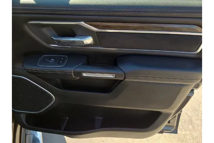 $27247 : Ram 1500 2020 4x4 Laramie 4d image 9