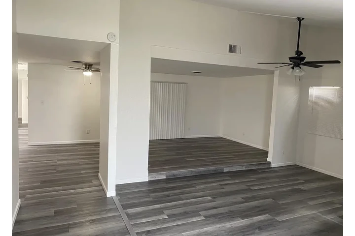 $1050 : Beautiful freshly painted home image 4