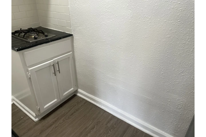 $1450 : 1443 Bonnie Brae image 2