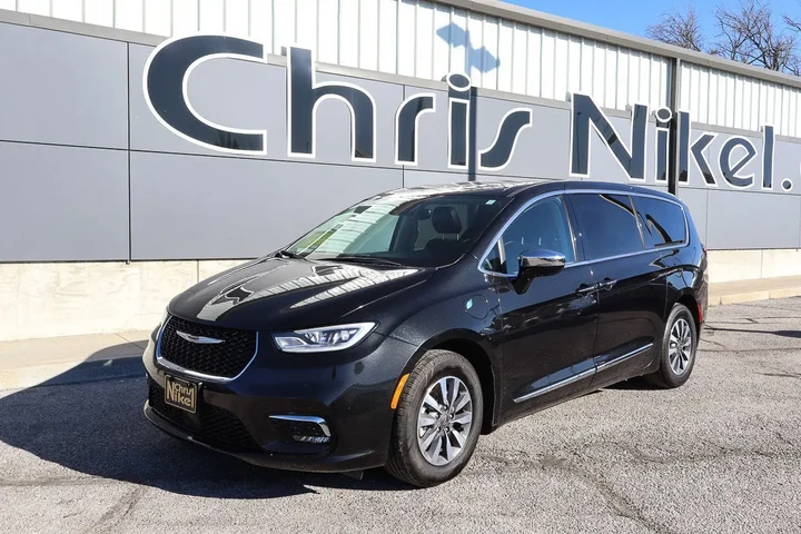 $27988 : 2023 Pacifica Hybrid Limited image 1