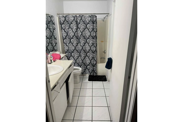 $1200 : Se renta un cuarto con baño image 5