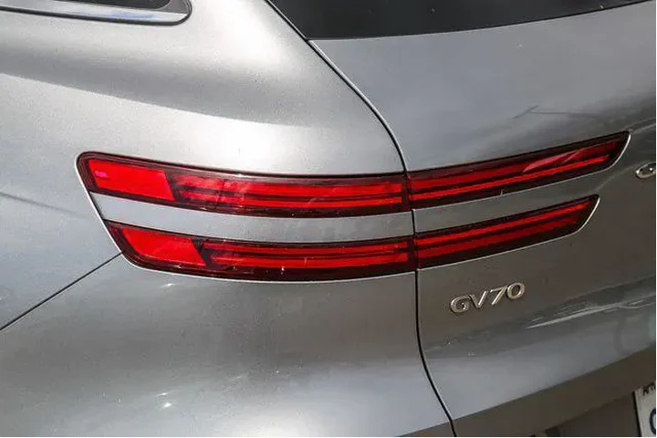$35792 : Genesis Electrified GV70 202 image 10