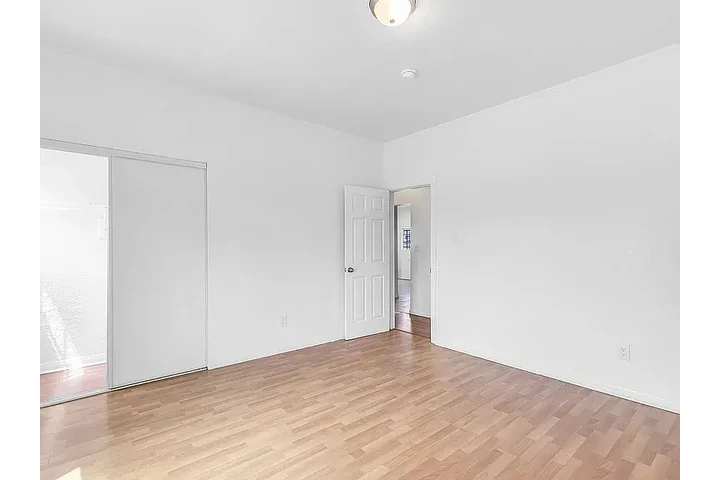 $1195 : Spacious 3bd 1ba @ LA image 7
