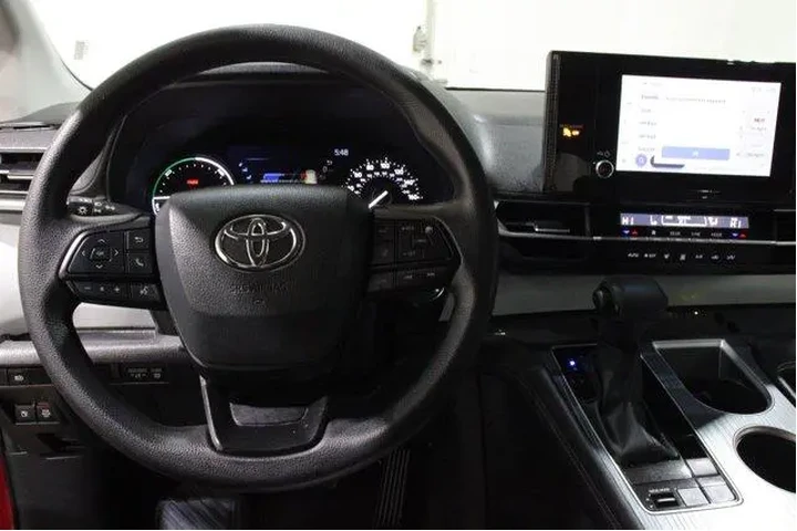 $39998 : Toyota Sienna 2025 LE 8-Pass image 8
