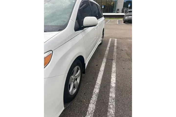 $25990 : Toyota Sienna 2020 LE 7-Pass image 2