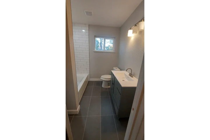 $1575 : Modern 2BD 1BT available image 5