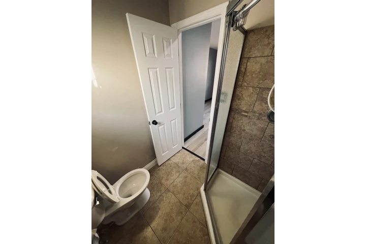 $1 : Se Renta Cuarto espacioso image 5