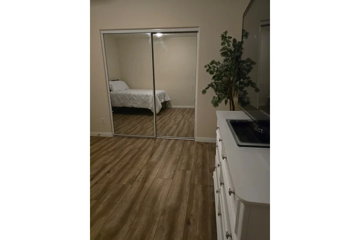 $750 : Cuarto de renta image 3