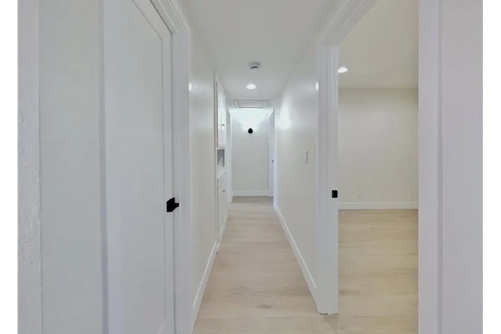 $2460 : 3 Bedroom Home in West Adams image 4
