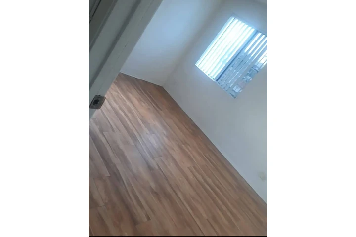 $875 : se alquila recamara 1 persona image 2