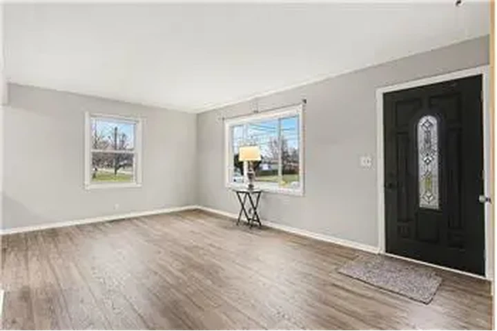 $1000 : Rental property with 2 bedro image 2