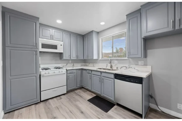 $2500 : 3Bedroom Home in S Vermont Ave image 5