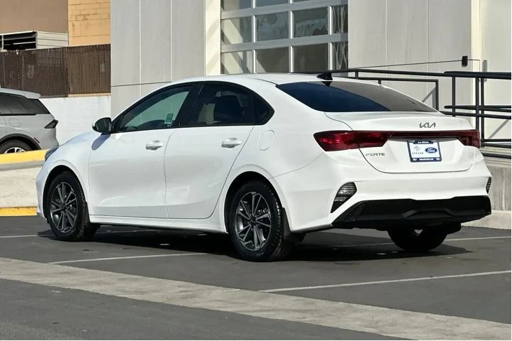 $16900 : Kia Forte 2023 LXS 4dr Sedan image 5