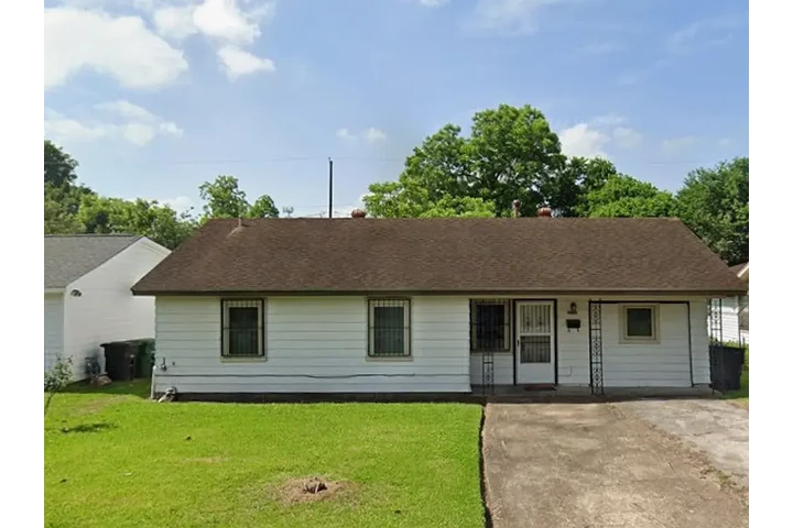 $1300 : Welcome to this charming 3-bed image 2