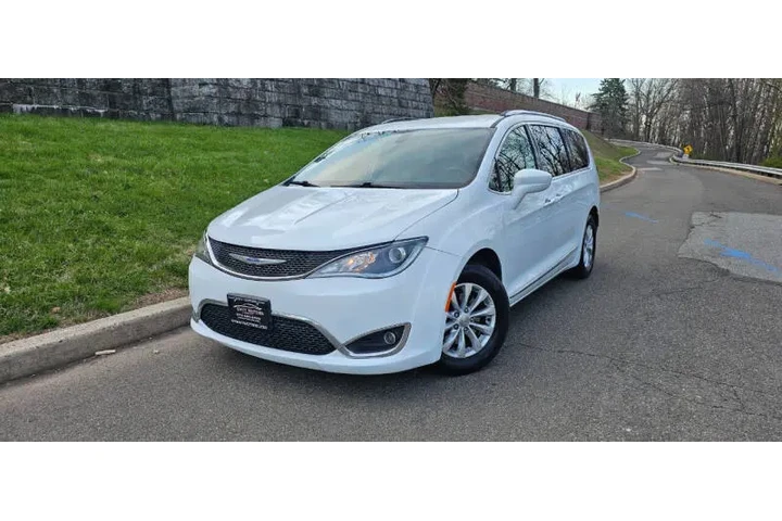 $10495 : 2018 Pacifica Touring L image 1