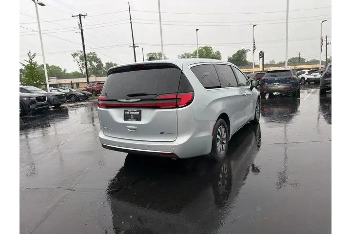 $27980 : Chrysler Pacifica Plug-In Hy image 9