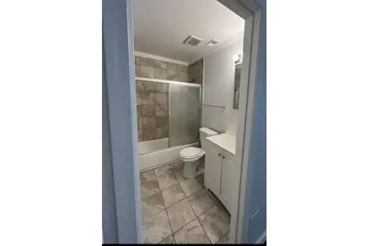 $4295 : RENTO CASA- Cerca de Vermont image 1