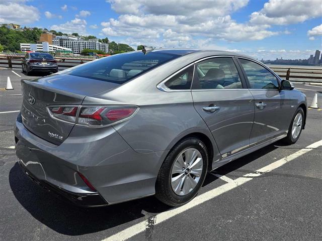 $10995 : 2018 HYUNDAI SONATA HYBRID image 5