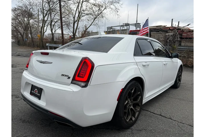 $17888 : 2019 300 300S RWD image 8