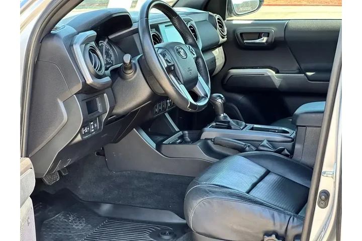 $30489 : Toyota Tacoma 2018 4x4 TRD S image 8