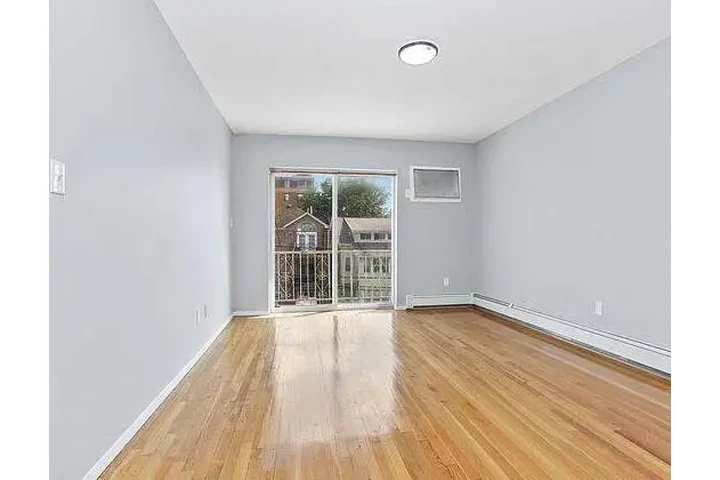 $700 : 1br -  Spacious, fully renovat image 3