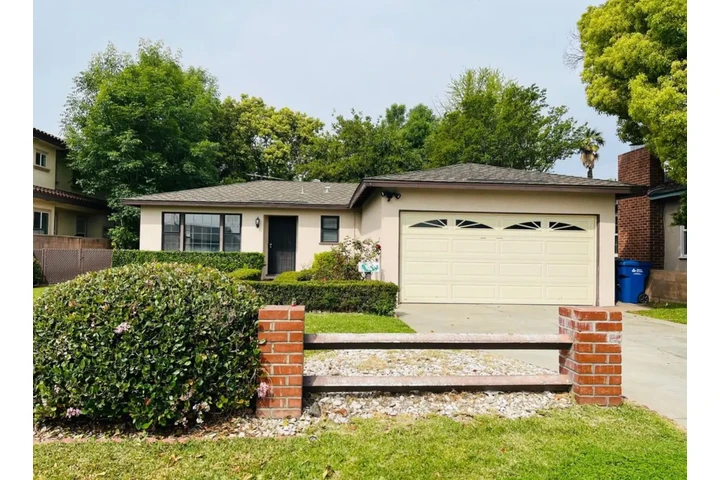 $3600 : Huge flat backyrd. image 1