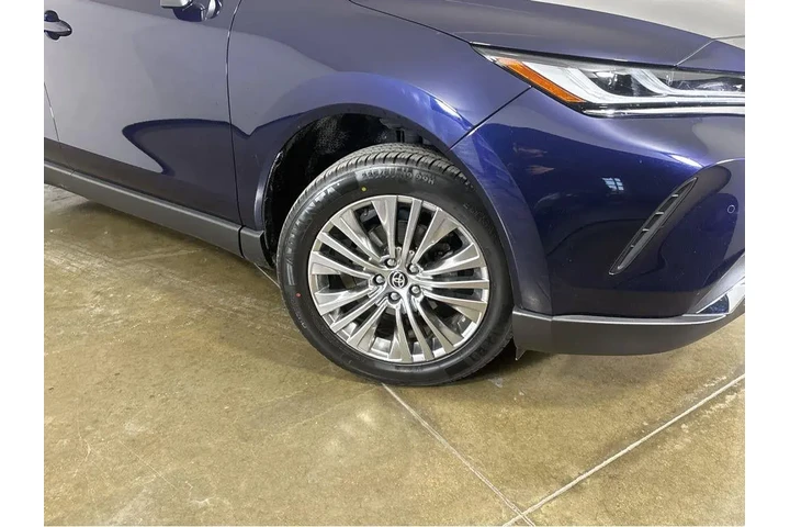 $31994 : Gold Certified2023 Venza LE image 9