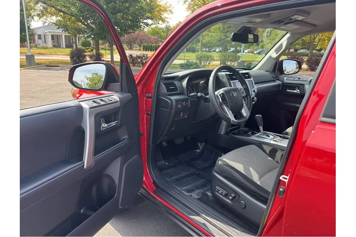$38000 : Gold Certified2022 4Runner SR image 2