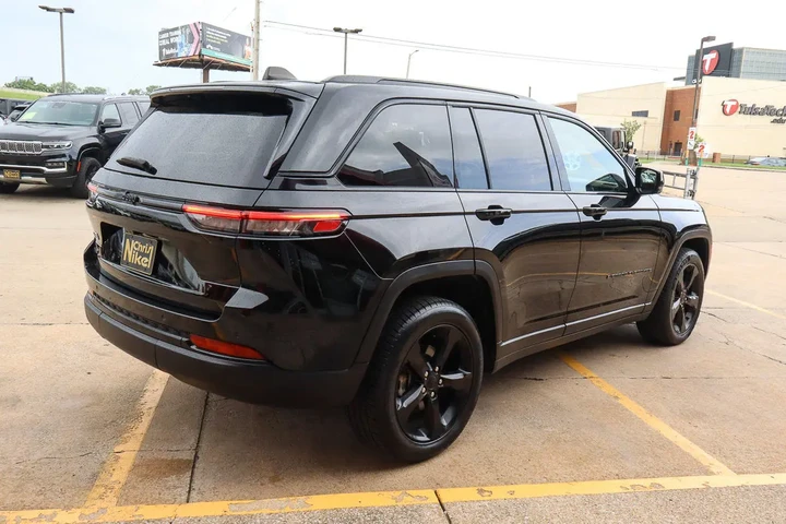 $26488 : 2023 Grand Cherokee Altitude image 5