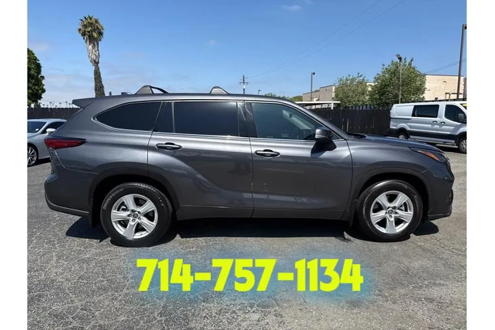 2022 Toyota Highlander LE image 4