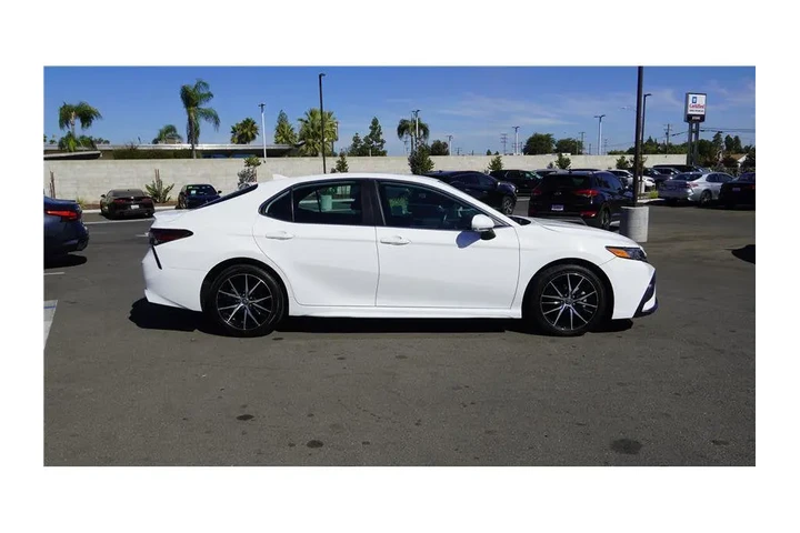 $27700 : 2024 Camry SE Sedan 4D image 5