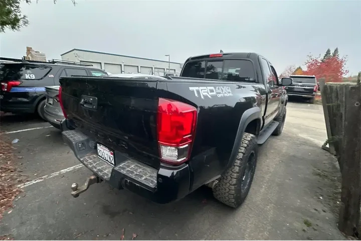 $27154 : Toyota Tacoma 2016 4x4 SR5 V image 1