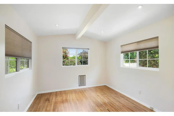 $2500 : 3 Bedroom House in Koreatown image 5