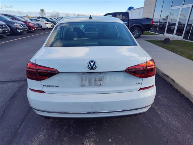 $15638 : Pre-Owned 2018 Passat 2.0T SE image 5