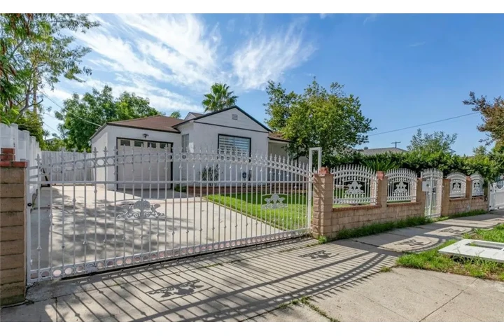 $2050 : 2 Bed 2 Bath Home In south LA image 1