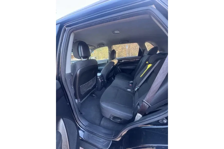 $5000 : 2014 Sorento LX image 6