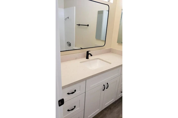 $850 : Spacious Cozy Studio Available image 5