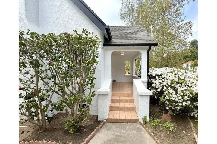 $2450 : 3Bed/2Bath House In Lynwood image 3