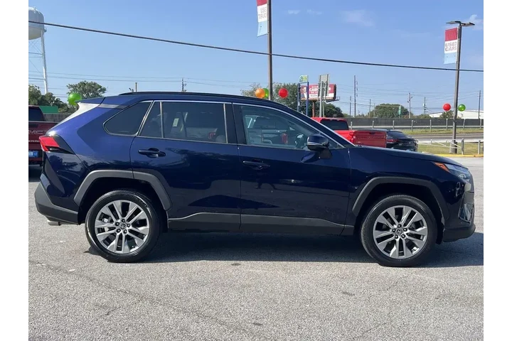 $29879 : Toyota RAV4 2022 XLE Premium image 9