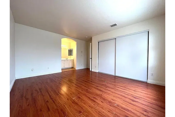 $1150 : Amplia casa en alquiler image 7