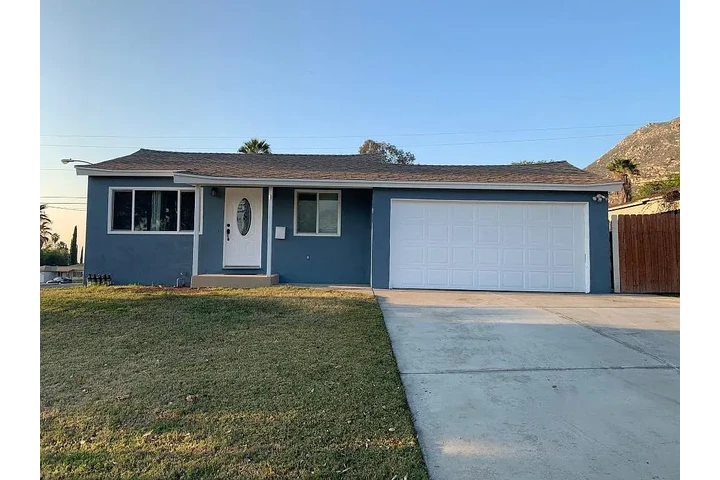 $1200 : Riverside Rental 🏠 image 1